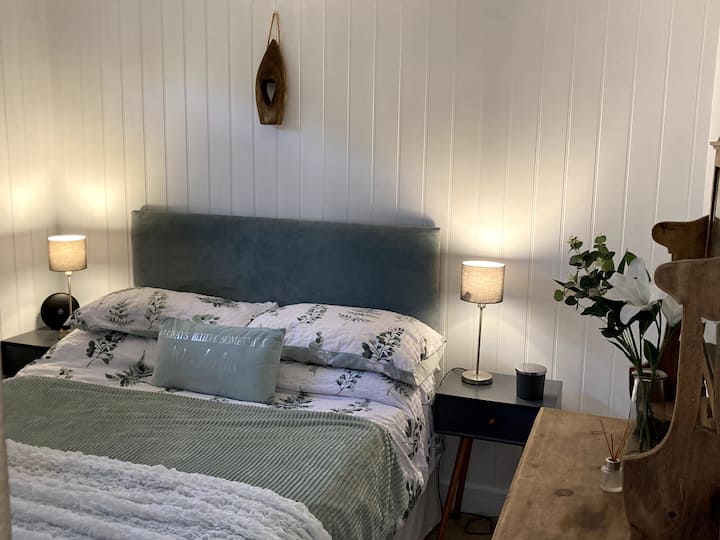 מיטה זוגית עם תאורה ליד המיטה, מקום אחסון, שולחן הלבשה, תקעי USB