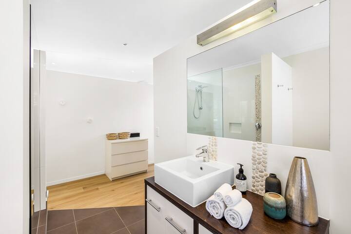 Perfect 4 bedroom family home, 50m from river gallery image 5