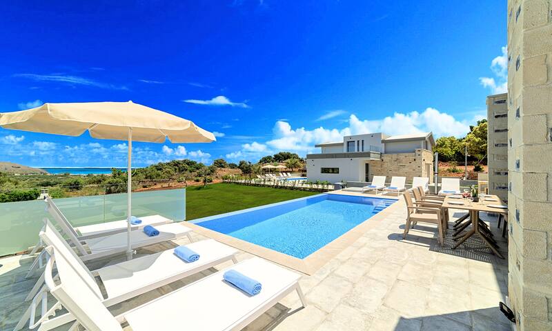 Moonlight Maxima Villa Heated Pool up to 30 guests gallery image 3