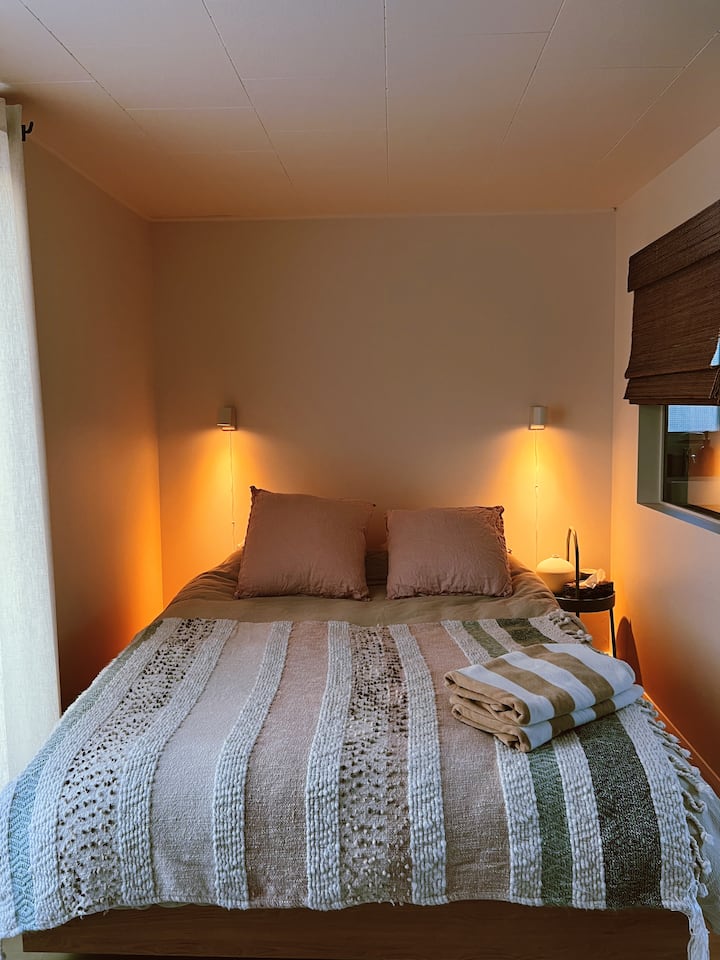 キャスパーグースのベッドと羽毛が100%下がっています。 100%天然繊維のリネンと羽毛布団カバー