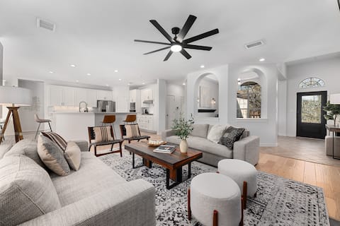 Top performing Airbnb: South Austin Backyard Oasis w/ 17 Beds: Pool & Spa in West Oak Hill