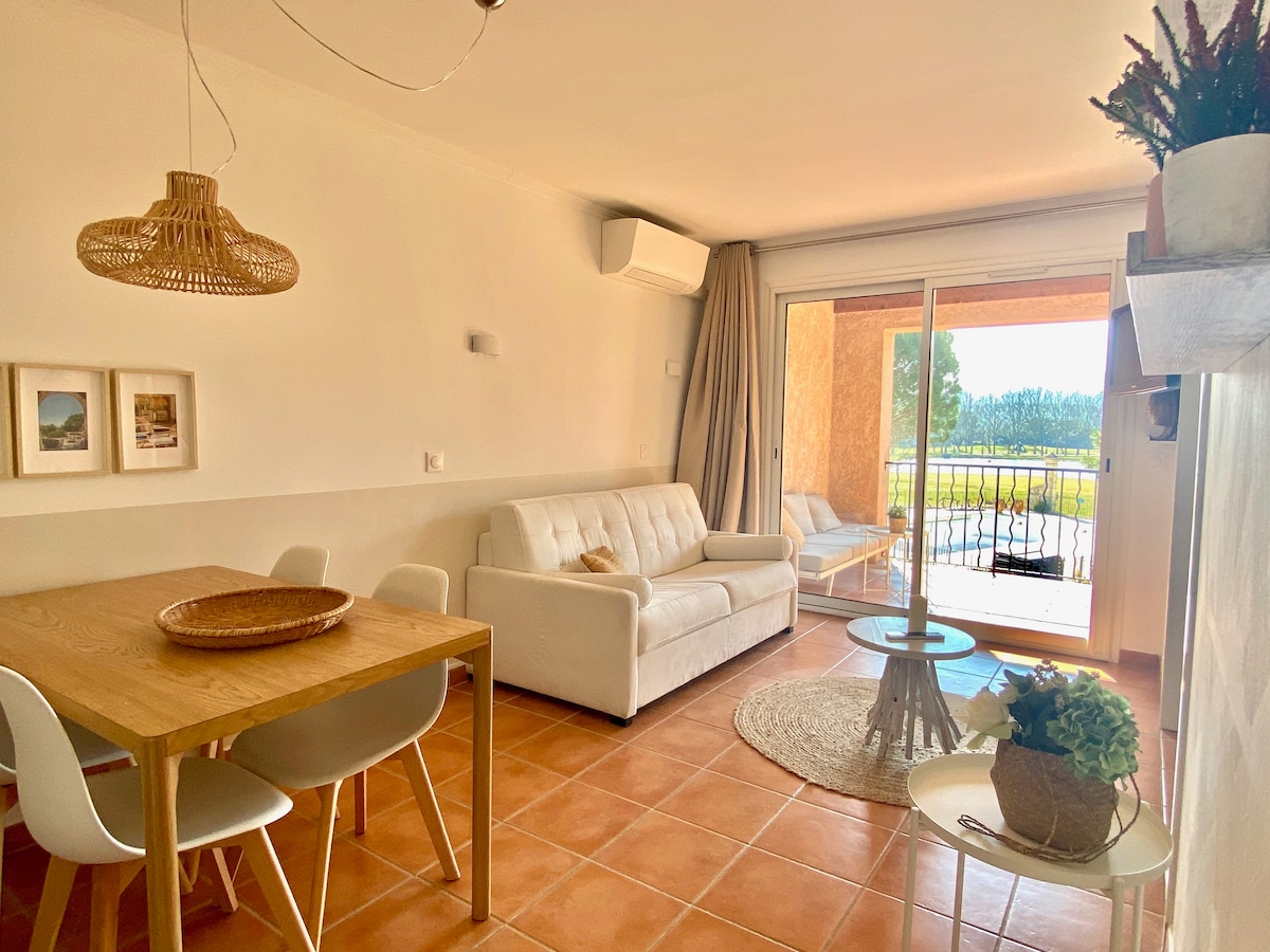 Popular Airbnb listing: Air-conditioned 2-room + loggia with view of Pont Royal golf course and pool in Mallemort