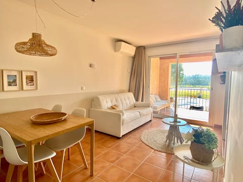 Popular Airbnb listing: Air-conditioned 2-room + loggia with view of Pont Royal golf course and pool in Mallemort