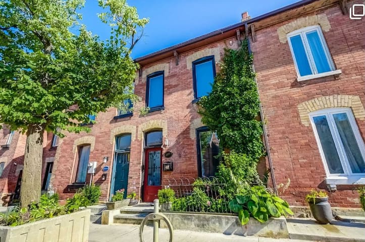 Charming 3-Bed Victorian Townhouse w/ Free Parking