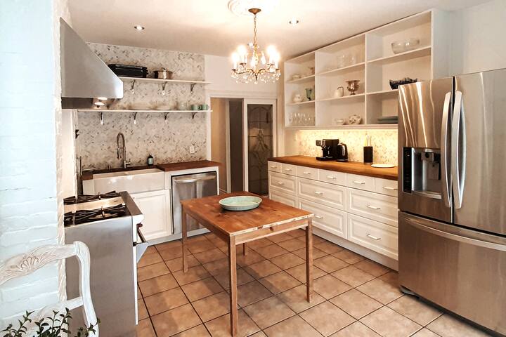 Charming 3-Bed Victorian Townhouse w/ Free Parking gallery image 5