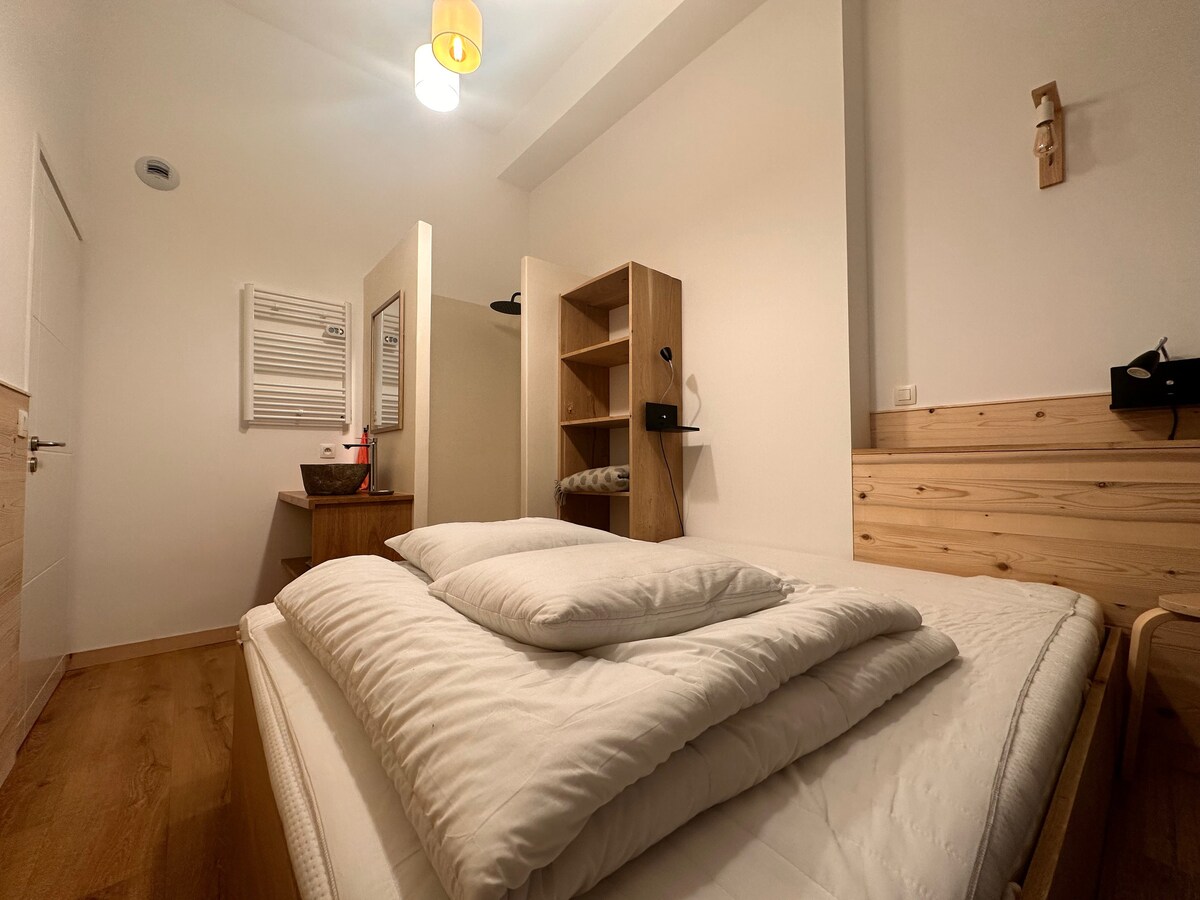 1号卧室配有双人床，配备淋浴间和水槽