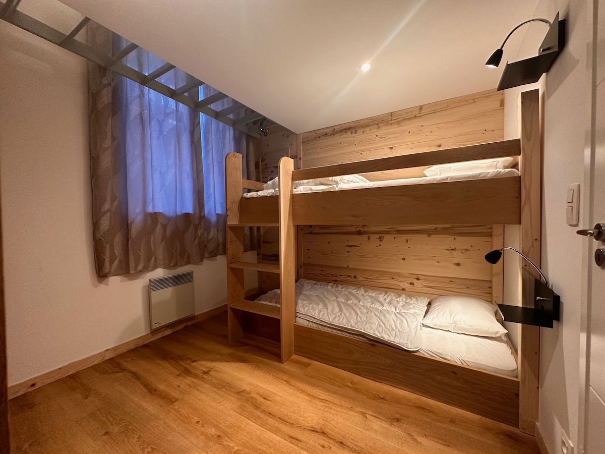 2号卧室配有两张单人床（双层）