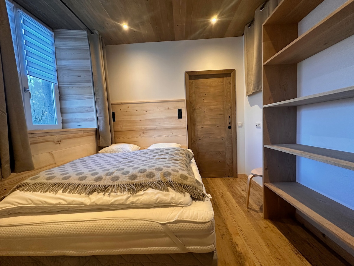 4号卧室，带双人床和卫生间