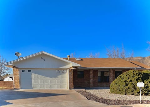 Relaxing 3 bedroom 2 bath, Home Away From Home
