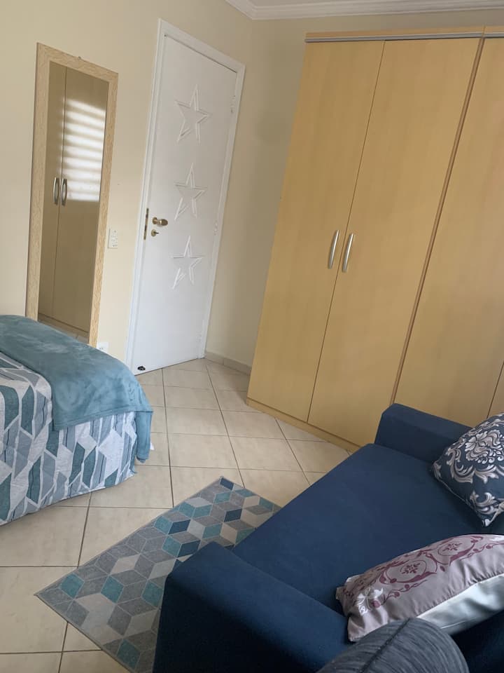 Quarda เสื้อผ้ากว้างขวางมากเตียงเดี่ยวและโซฟาเบดสำหรับ 02 คน