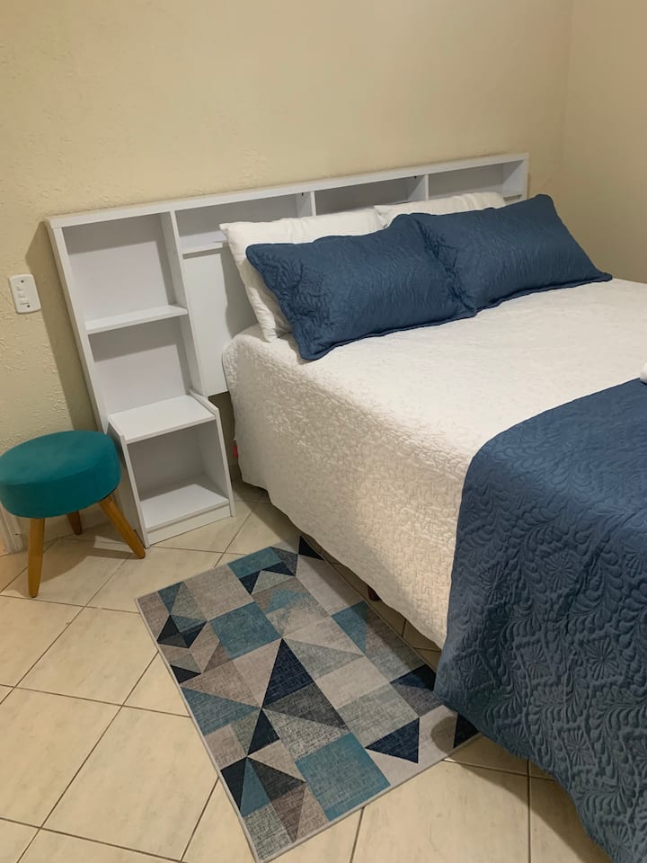 ห้องเตียงใหญ่พร้อมความสะดวกสบายมากมาย! หน้าต่างพร้อมม่านบังแสงพัดลมเพดานและทีวี