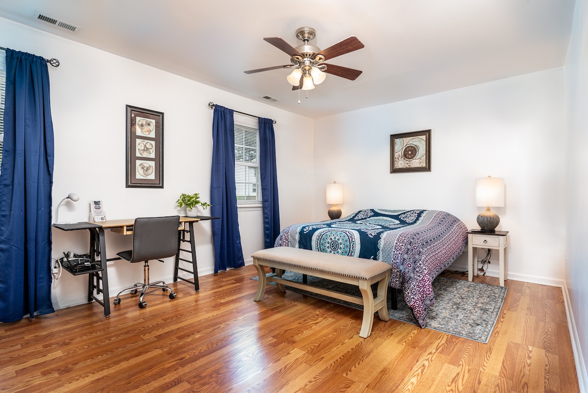 غرفة نوم كبيرة بمقاس كبير مع مكتب لطيف. مع واي فاي سريع وكرسي عمل مريح وضوء مكتب وباب للإغلاق. كل شيء جاهز للعمل من هنا. 