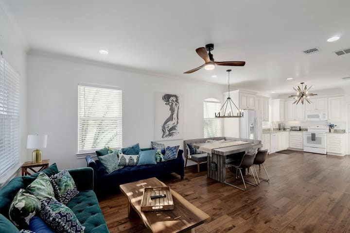 La suite belle-mère dispose d'un salon et d'un coin repas supplémentaires.