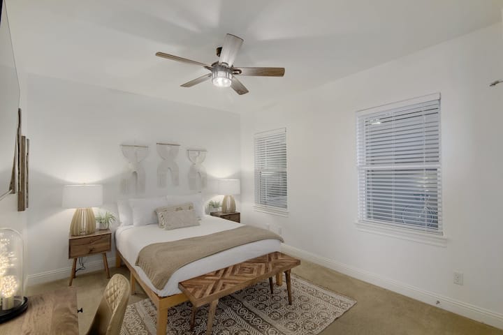 La belle-mère de la suite est remplie de décorations et de meubles boisés et dispose d'un lit Queen Size avec un matelas à thé vert en mousse à mémoire de forme de 12 pouces.