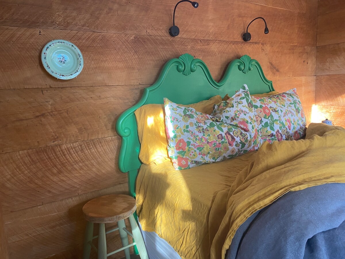 Pohodlná manželská posteľná bielizeň s posteľnou bielizňou s čistou posteľnou bielizňou