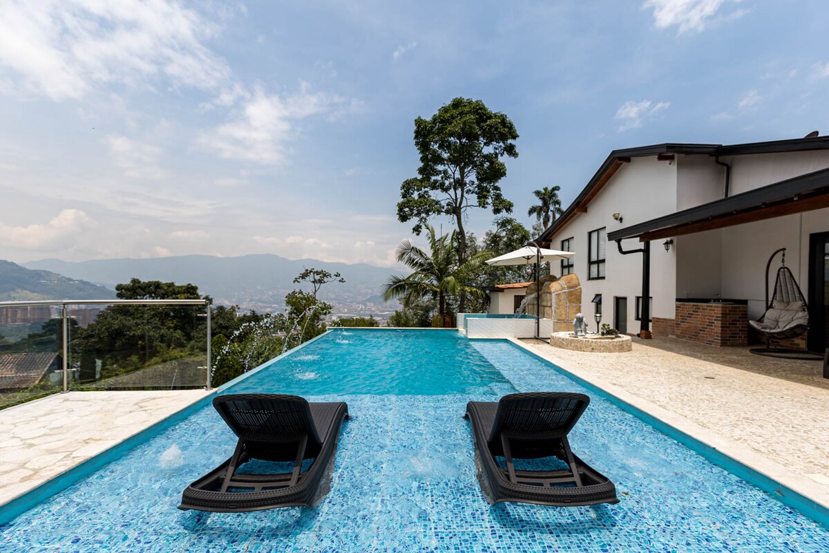 8BR Villa in Envigado — 8 bedroom vacation rental in Envigado