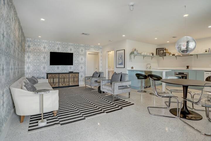 Two Adjacent Condos in Ideal Location! 3 BR/2 Bath gallery image 5