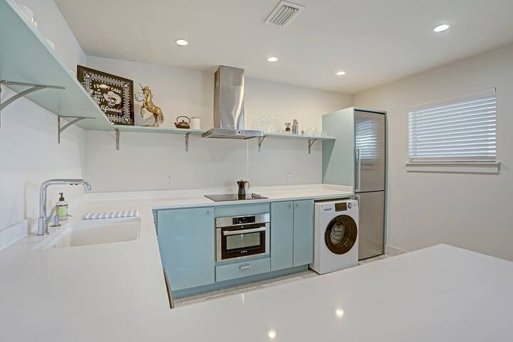 Two Adjacent Condos in Ideal Location! 3 BR/2 Bath gallery image 4