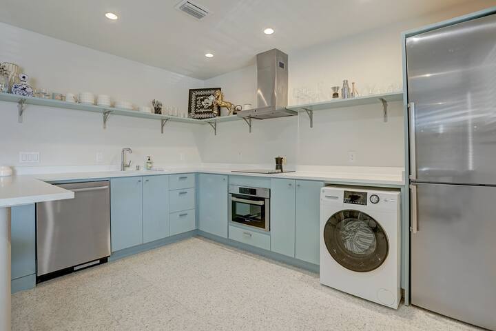 Two Adjacent Condos in Ideal Location! 3 BR/2 Bath gallery image 3