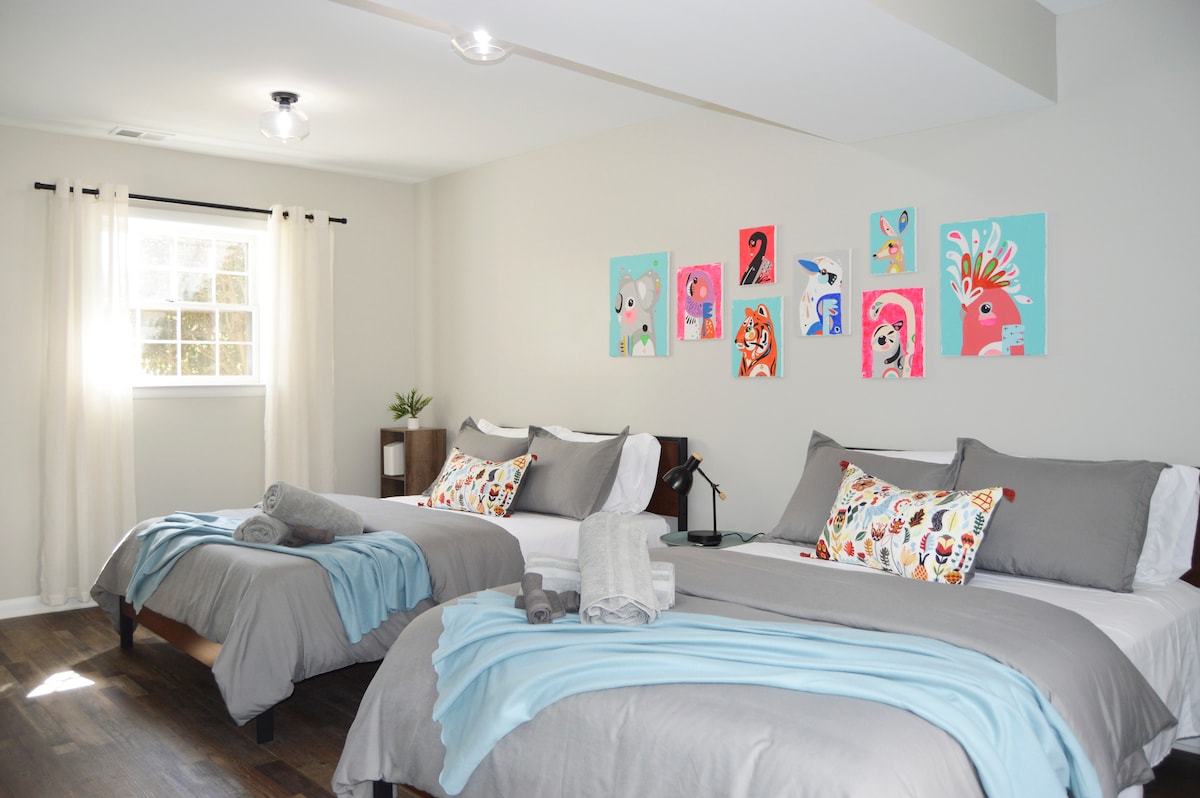 Dy krevate dopio "queen". Fantastike për fëmijët