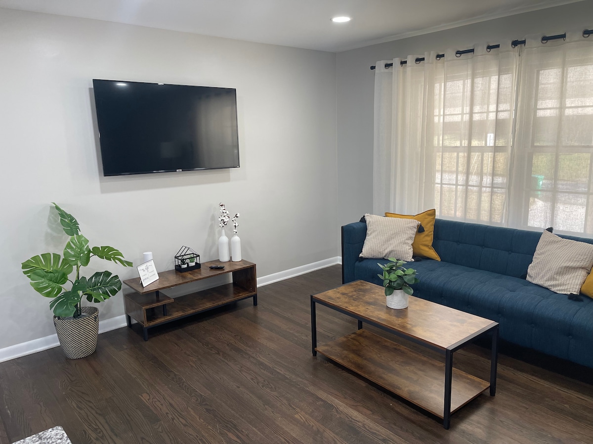 Përjeto përvojën më të mirë të argëtimit në këtë dhomë ndenjjeje të bollshme me një televizor mahnitës 55 inç. Përzierja e përsosur e rehatisë dhe luksit, kjo hapësirë jetese është projektuar për t 'ju ofruar çlodhjen dhe argëtimin më të mirë.