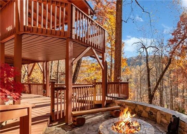 8 beds, FirePit, Hot Tub, Hiking Trail, Unique! Cabins for Rent in Waynesville, North