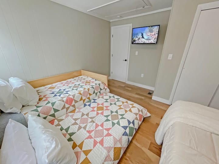 Najväčšia spálňa má manželskú posteľ s manželskou posteľou Queen a oddelenou posteľou s vysúvacím vozíkom.