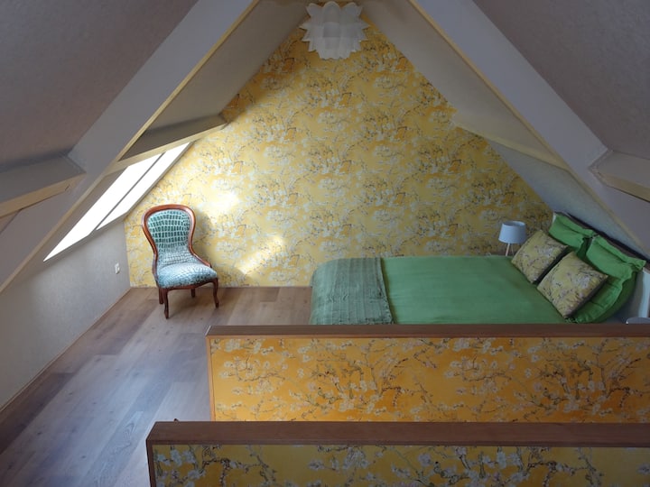 Slaapkamer met uitzicht op boomgaard, weilanden en Wijtvliet