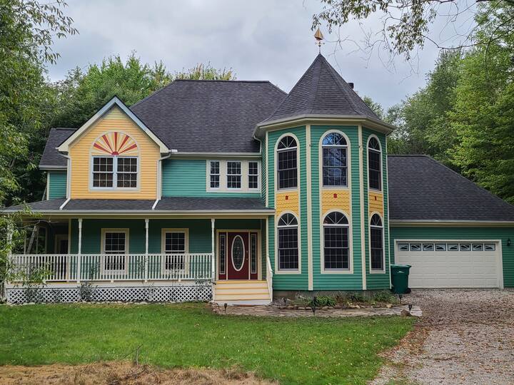 Comfortable 4 bedroom painted lady of the woods. Houses for Rent in