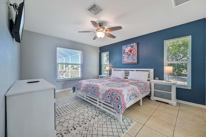 ห้องนอนใหญ่มีที่นอนเมมโมรี่โฟมขนาดคิงไซส์ที่สะดวกสบายสมาร์ททีวีและพัดลมเพดาน