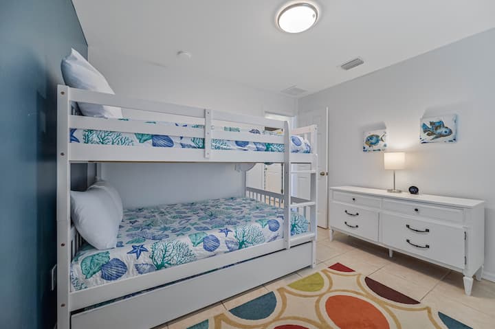 ห้องนอนที่ 3 มีเตียงเมมโมรี่โฟมขนาดใหญ่พร้อมเตียงเลื่อนเมมโมรี่โฟมขนาดเตียงคู่ด้านล่าง 