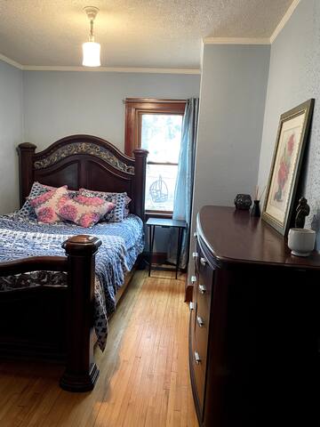 Fantastic home in the heart of it all! Pets, yes! gallery image 5