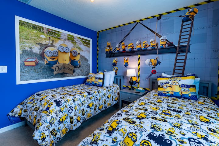 Ისინი ყველა დროის ყველაზე ყვითელი, თავგადასავლების მოყვარული, ყველაზე პატარა, სასაცილო და უსაყვარლესი პერსონაჟებია. Ამ საძინებელში მათთან ერთად ძალიან გაერთობით ორი ერთადგილიანი საწოლით, ჭკვიანი ტელევიზორით, ტუმბოებით, საწოლისპირა ლამპით, კარადით, კედლის დეკორაციით, ჭერის განათებით
