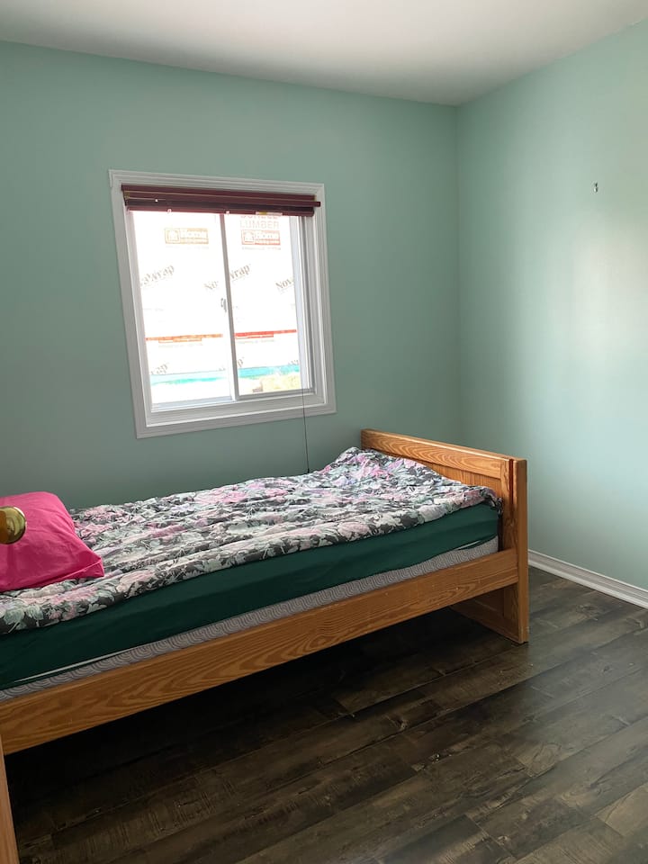 Cheerful Private room in the cottage Cottages for Rent in