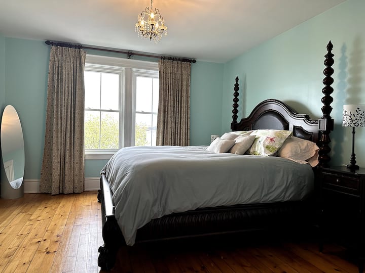 Chumba cha kulala cha msingi kina mashuka safi, mchanganyiko wa aina za mito ili kuhakikisha usingizi mzuri wa usiku na mapazia meusi yaliyotengenezwa mahususi.