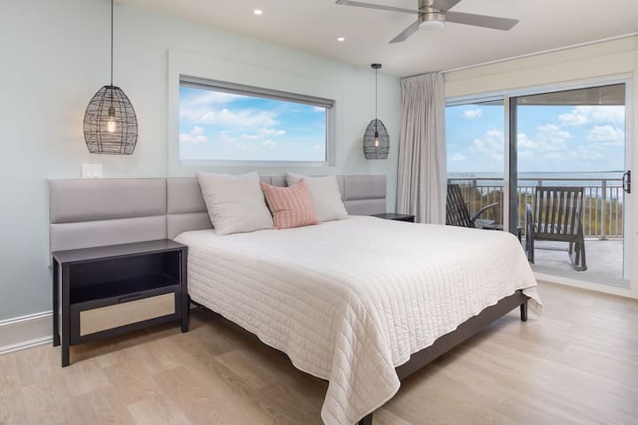 Dormitorio principal con cama King, acceso al balcón y vistas increíbles.