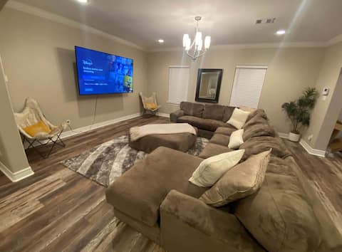 Successful Airbnb property: *Mega 3 bedroom house with projector & Arcade * in Central Southwest