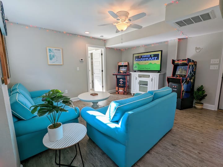 Sala de juegos con juegos recreativos y un Super Nintendo