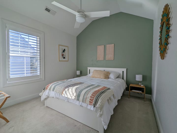 Dormitorio queen con portaequipajes y acceso completo al armario con vestidor de cubo.