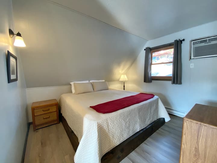 卧室配有加大双人床