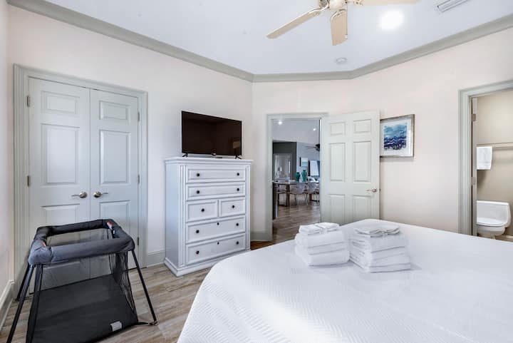 Third king room offers a private bathroom with a tub/shower combo.