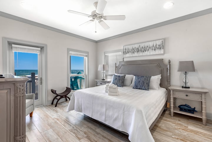 Second king room also offers Gulf views and access to a private deck.