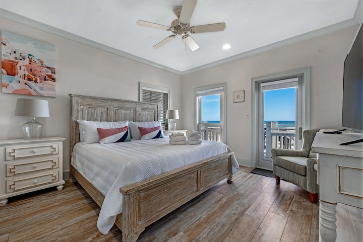 First king room with beautiful ocean view. Flat screen TV and a private full bathroom.