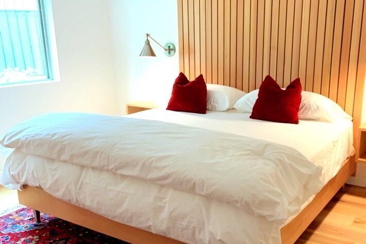 Chumba kikuu cha kulala, kitanda aina ya king kilicho na bafu.