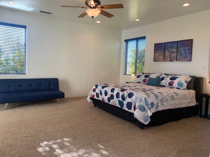 Chumba cha kulala cha msingi chenye nafasi kubwa