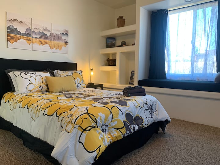 Chumba cha kulala cha kutafakari kilicho na kitanda cha malkia