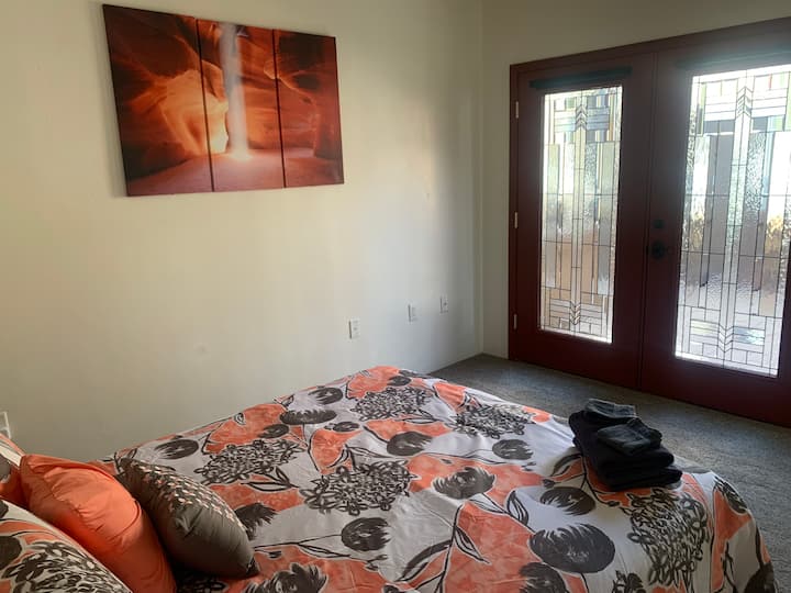 Chumba cha kulala cha kukokotwa chenye kitanda cha ukubwa wa malkia