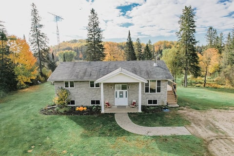 Rivers Edge, gorgeous 25 Acres, Cottage by SAWA