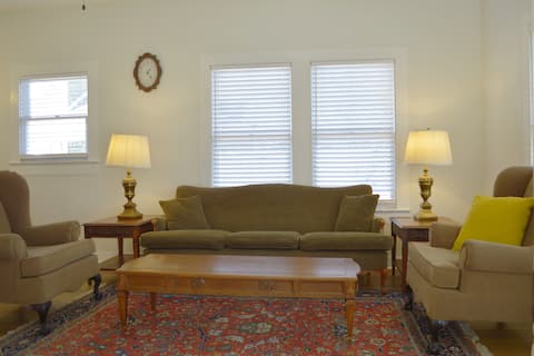 Top Airbnb: Lucy's Cottage, 2 Bed 1 Bath, Charming and Vintage in Alvin