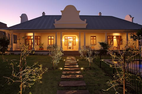 Hermanus Seafront Villa - Sophie's Rock